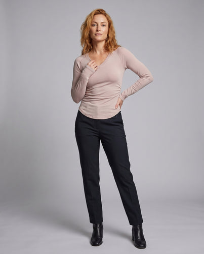 Damen nan figurbetontes V-Ausschnitt-Langarmshirt aus feinem Stretchjersey mit Raglanärmeln und geschwungenem Saum EB