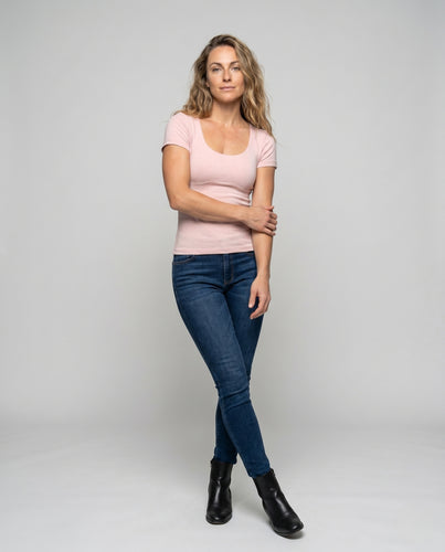 Damen nan figurformendes Kurzarm-Shirt mit tiefem Rundhalsausschnitt und Unterbrustnaht EB