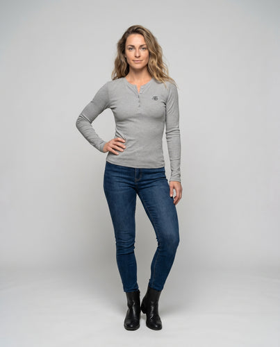 Damen nan figurnahes Ripp-Langarmshirt mit Rundhals-Knopfleiste und Monogramm EB