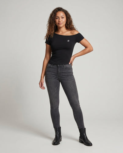 Damen nan figurnahes schulterfreies elastisches Rippshirt mit asymmetrischem Ausschnitt und Logo-Stickerei EB