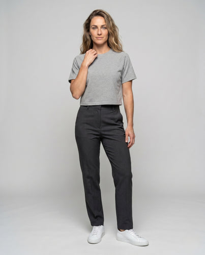 Damen nan formendes Crop-Shirt mit feinem Rundhals, elastischem Komfortsaum und schmaler Silhouette EB