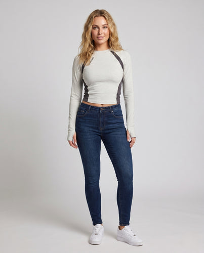 Damen nan formgebendes Langarm-Funktionsshirt mit seitlichen Formeinsätzen und Daumenöffnungen EB