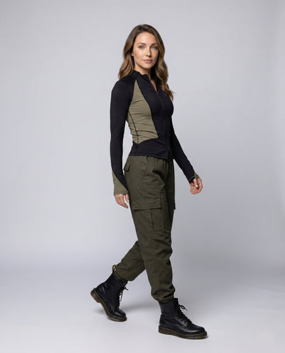 Damen nan formgebendes Sportoberteil mit Frontzip, Daumenöffnungen und ergonomischen Einsätzen EB