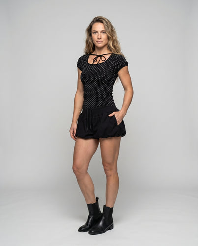 Damen nan gepunktetes Cropshirt mit quadratischem Ausschnitt, Knotenband und Puffärmeln EB
