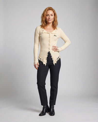 Damen nan gerippte Knopfstrickjacke mit ausgefranster Zierkante, asymmetrischem Zipfelsaum und figurbetonter Silhouette EB