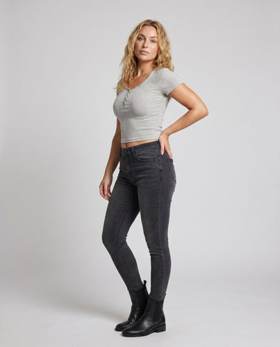 Damen nan geripptes Cropped-Henleyshirt mit kurzer Druckknopf-Leiste und figurnaher Passform EB