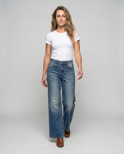 Damen nan hochgeschnittene Schlagjeans mit sichtbarer Mittelnaht und dezenter Faltenwäsche EB