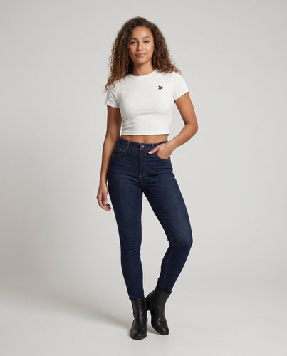 Damen nan körpernahes Cropshirt aus Baumwollstretch mit Rundhalsausschnitt und dezenter Bruststickerei EB