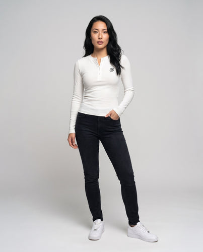 Damen nan körpernahes Henley-Longsleeve aus Stretchripp mit kurzer Knopfleiste und Markenstickerei EB