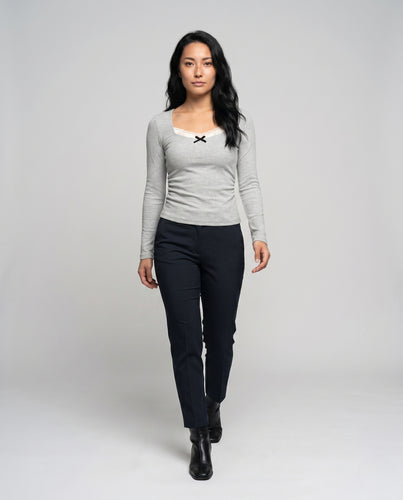 Damen nan körpernahes Ripp-Langarmshirt mit integrierter Spitzenblende und zierlicher Schleifenapplikation EB