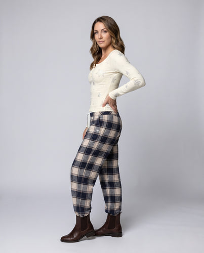 Damen nan körpernahes Thermo-Henleyshirt mit Scoop-Ausschnitt und Schneeflocken-Jacquard EB