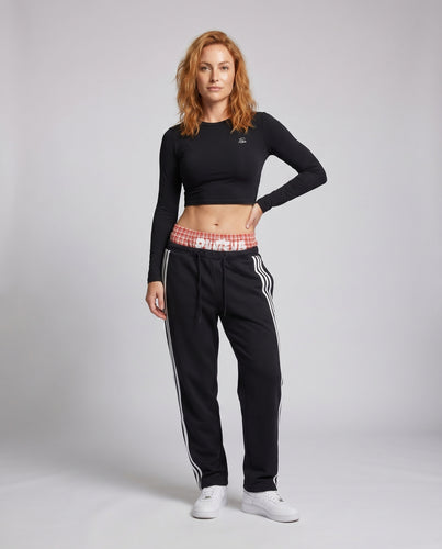 Damen nan kurzgeschnittenes Longsleeve mit schmaler Silhouette und dezenter Bruststickerei EB