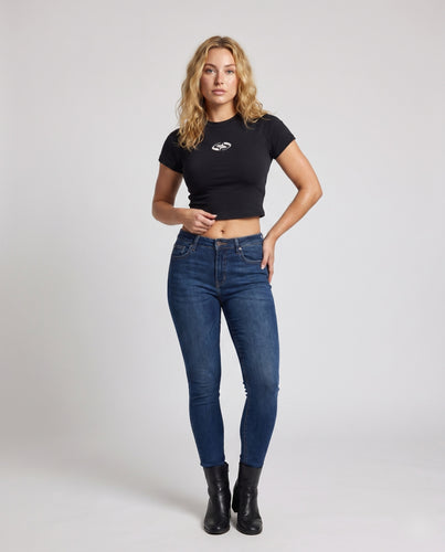 Damen nan kurzgeschnittenes Raglan-Cropshirt mit figurbetonter Passform und metallischem Brustemblem EB