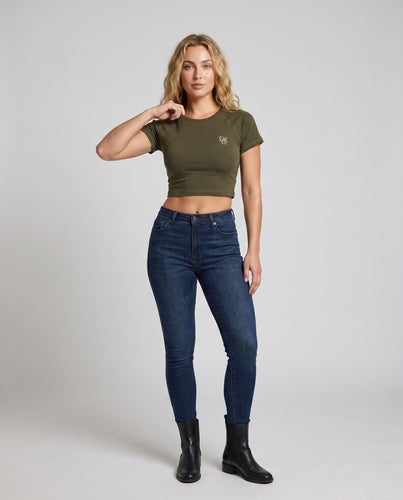 Damen nan kurzgeschnittenes Rippoberteil mit ergonomischer Raglanpassform und dezenter Logostickerei EB