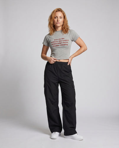 Damen nan kurzgeschnittenes tailliertes Shirt mit Statement-Frontprint Raglanärmeln und elastischem Saum EB