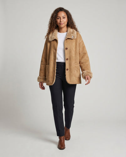 Damen nan kuschelige Kunstlammfelljacke mit Veloursbesatz, großem Kragen und Holzknopfverschluss EB