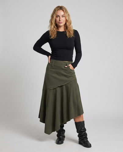 Damen nan langer asymmetrischer Maxi-Stufenrock mit hohem Taillenbund und dekorativem Nietengürtel EB