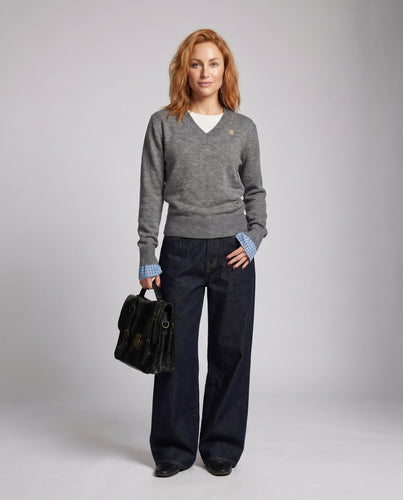 Damen nan lässig-eleganter V-Ausschnitt-Pullover aus Feinstrick mit Rippbündchen und dezenter Logo-Stickerei EB