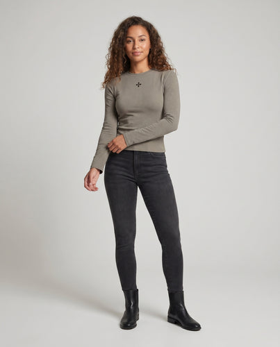 Damen nan minimalistisches Feinstrick-Langarmshirt mit mittigem Schmuckornament und körpernaher Passform EB