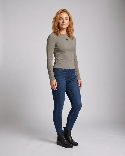 Damen nan minimalistisches Stretch-Langarmshirt mit zentrierter Stickapplikation EB