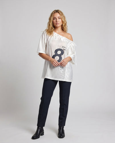 Damen nan Off-Shoulder Mesh-Shirt mit Satin-Ärmel, Oversize-Schnitt und gestickter Ziffer-Applikation EB