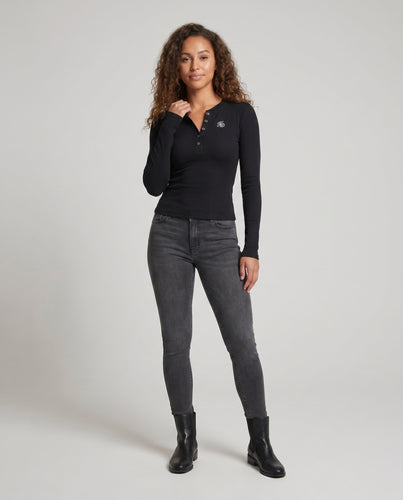 Damen nan schlankes Knopfleisten-Langarmshirt aus feinem Stretchstrick mit Monogramm EB