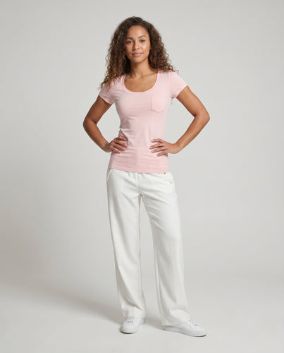 Damen nan schmal geschnittenes Feinjersey-T-Shirt mit breitem Rundhalsausschnitt, Brusttasche und figurformender Nahtführung EB
