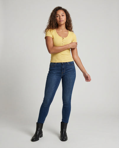 Damen nan schmal geschnittenes Henley-Cropshirt aus Stretch‑Ripp mit dekorativen Holzknöpfen und figurbetonter Silhouette EB