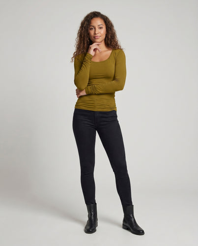 Damen nan schmal geschnittenes Langarm-Shape-Top mit quadratischem Ausschnitt und seitlicher Raffung EB