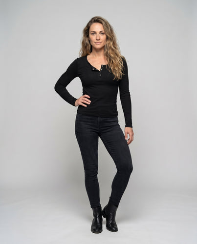 Damen nan schmal geschnittenes Langarmshirt mit Knopfleiste, Rundhalsausschnitt und Baumwollstretch EB