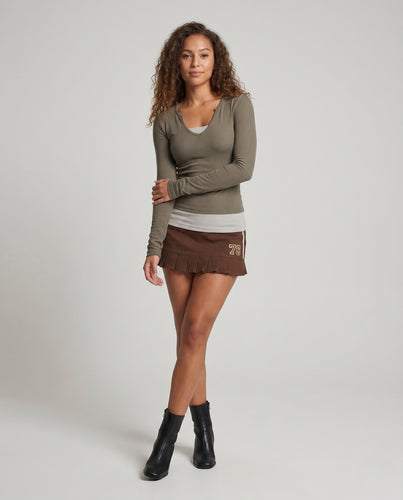 Damen nan schmal geschnittenes Langarmshirt mit V-Ausschnitt, innenliegendem Kontrasteinsatz und feiner Rippstruktur EB