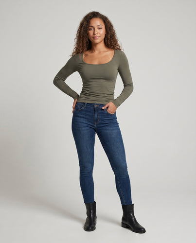 Damen nan schmal geschnittenes Langarmshirt mit weitem U-Ausschnitt und formender Taillennaht aus Stretchjersey EB