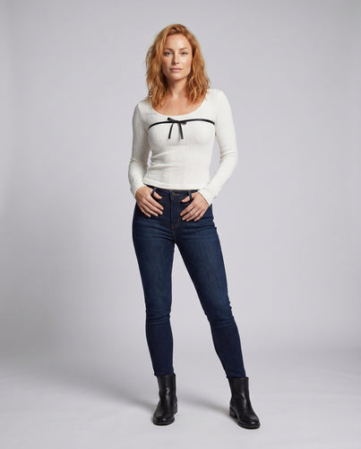 Damen nan schmal geschnittenes Ripp-Longsleeve mit breitem U-Ausschnitt und Zierband EB