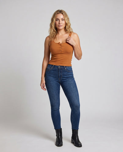 Damen nan schmal geschnittenes Ripp-Tanktop mit Henley-Druckknopfleiste und formender Passform EB