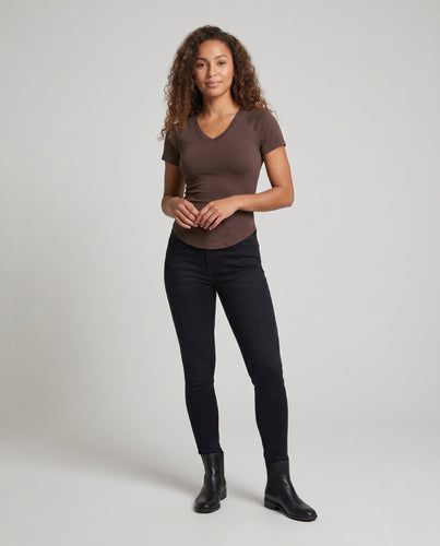 Damen nan schmal geschnittenes V-Ausschnitt-Formshirt aus Baumwollstretch mit Schulterpasse und leichtem Ripp EB
