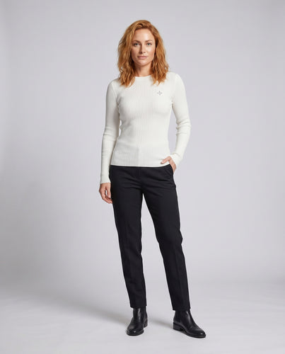 Damen nan schmaler Rippenpullover mit taillierter Korpusform, verlängerten Ärmelbündchen und dezenter Bruststickerei EB