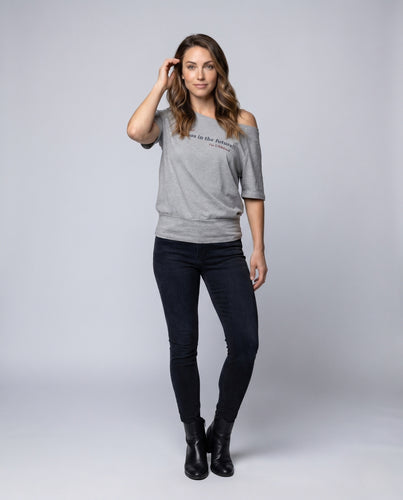 Damen nan schulterfreies One-Shoulder-Freizeitshirt mit Oversize-Schnitt und dezenter Brustgrafik EB