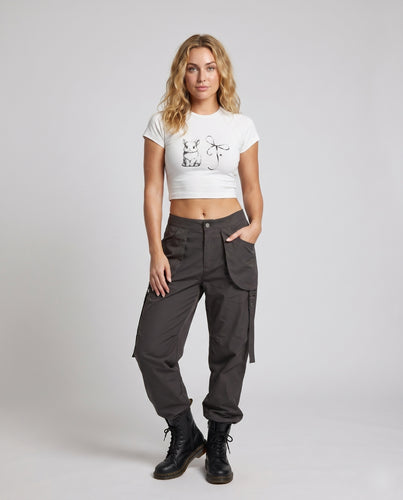 Damen nan tailliertes Crop-Top mit Kaninchenprint, Rundhals und Stretchjersey EB