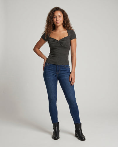 Damen nan tailliertes Kurzarm-Twist-Top mit Herzausschnitt und Rippstruktur EB