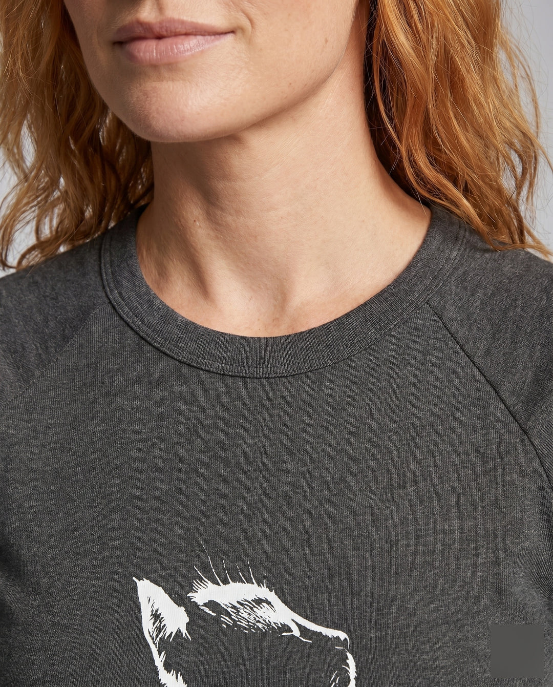 Damen nan tailliertes Kurzshirt mit stretchigem Jersey, Rundhalsausschnitt und minimalistischer Katzen-Skizze EB