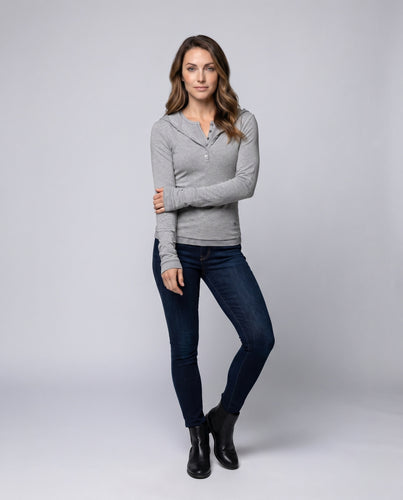 Damen nan tailliertes Lagen-Langarmshirt mit Kapuze, Knopfleiste und integriertem Ringel-Unterzug EB