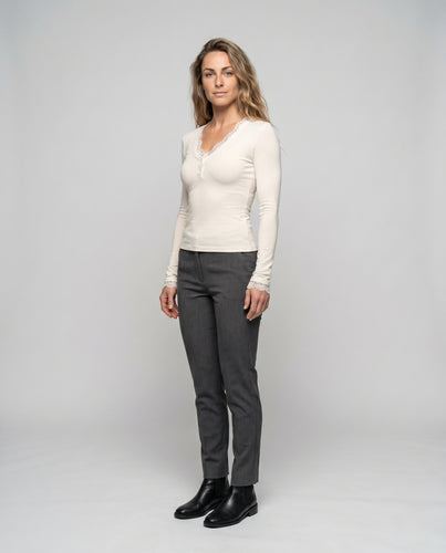 Damen nan tailliertes Langarmshirt mit Henley-Knopfleiste und zarter Spitzenblende EB