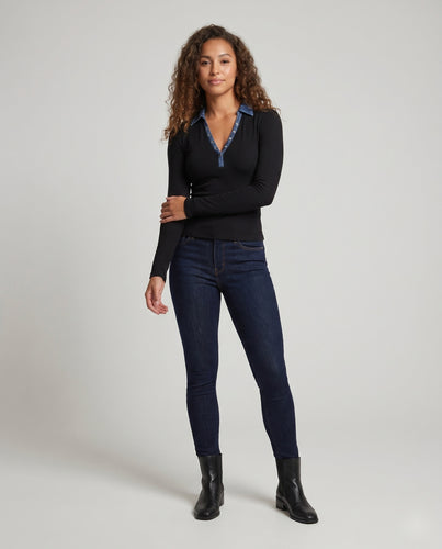 Damen nan tailliertes Langarmshirt mit V-Kragen Jeansblende und Ösenbesatz EB