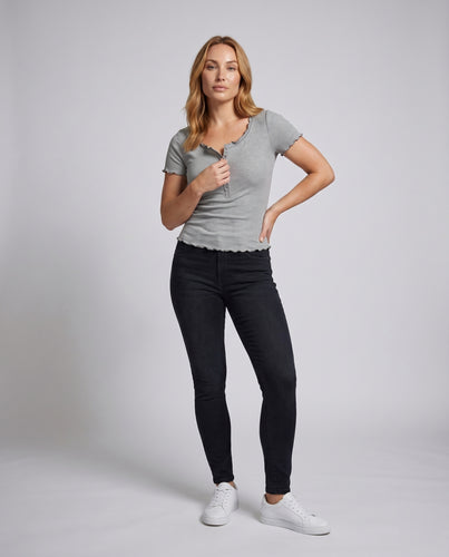 Damen nan tailliertes Ripp-Henley-Top mit Zierknopfleiste und Wellenkante EB