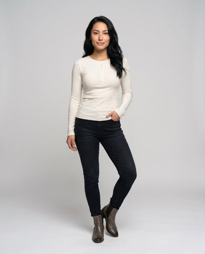 Damen nan tailliertes Ripp-Langarmshirt mit Knopfleiste und Rundhalsausschnitt EB