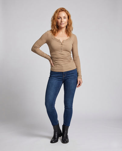 Damen nan tailliertes Ripp-Langarmshirt mit kurzer Knopfleiste und Spitzeneinsatz EB