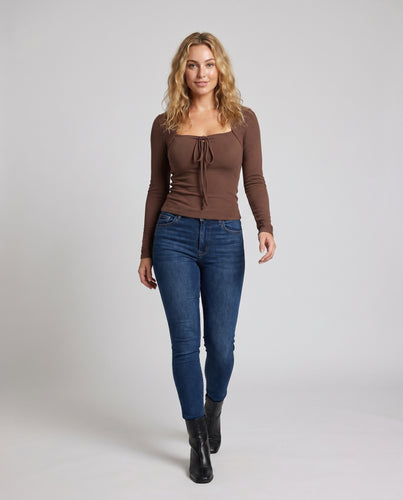 Damen nan tailliertes Rippen-Longsleeve mit eckigem Dekolleté, vorderer Bindeschleife und figurnaher Passform EB