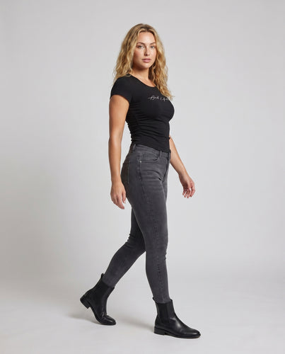 Damen nan tailliertes T-Shirt mit Rundhalsausschnitt, Strass-Schriftzug und formender Seitennaht EB