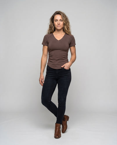 Damen nan tailliertes V-Ausschnitt-Kurzarmshirt aus elastischem Baumwollmix mit schmaler Silhouette EB