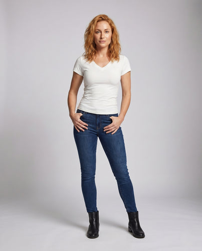 Damen nan tailliertes V-Ausschnitt Slub-Jersey T-Shirt mit dezenter Bruststickerei EB